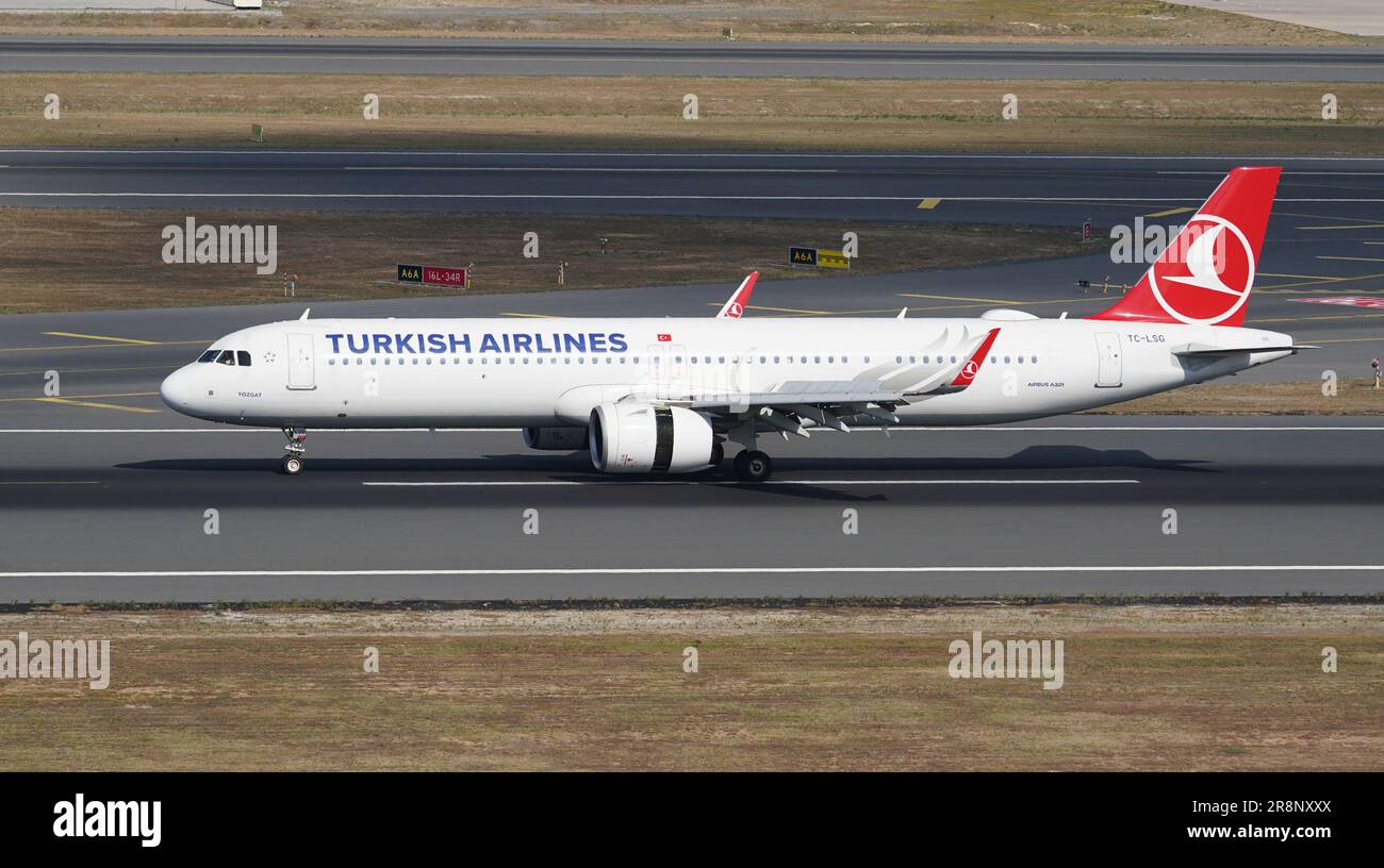 ISTANBUL, TURKIYE - AUGUST 06, 2022: Turkish Airlines Airbus A321-271NX (8794) landing to Istanbul International Airport Stock Photo