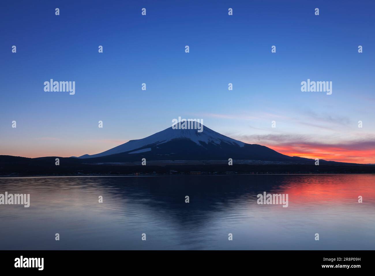 Yamanakako Lake and Mt Stock Photo - Alamy