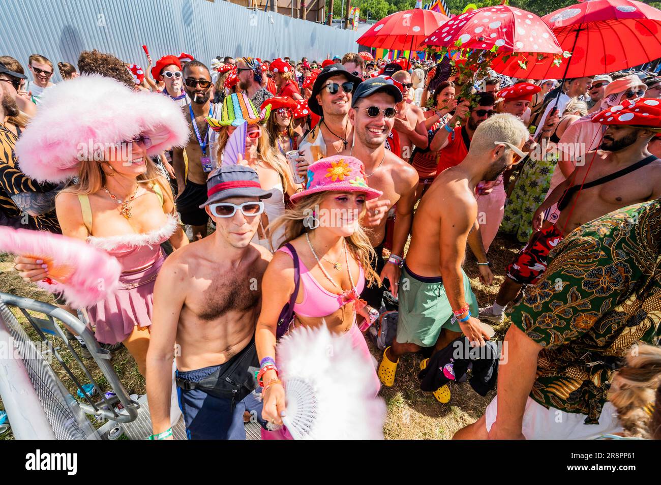 Glastonbury, UK. 22nd June, 2023. Dancing in the sun at the Nowhere