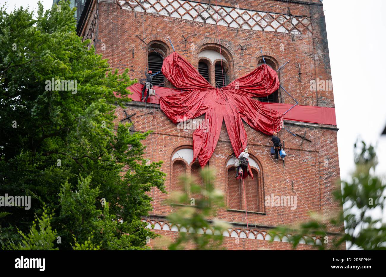 22 June 2023, Schleswig-Holstein, Lübeck: A loop can be seen on the north tower of Lübeck Cathedral. Lübeck Cathedral is 850 years old this year. The congregation is celebrating from June 23 with a colorful week of festivities. Photo: Daniel Reinhardt/dpa Stock Photo