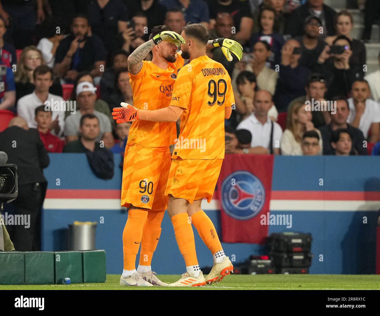 Goalkeeper Alexandre Letellier of PSG replaces Goalkeeper Gianluigi Donnarumma of PSG during the Ligue 1 match between Paris Saint Germain and Clermon Stock Photo