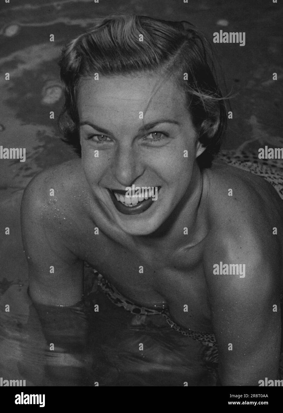 Social Pacific charms girl Zelma White in Mosman. December 21, 1953. Stock Photo