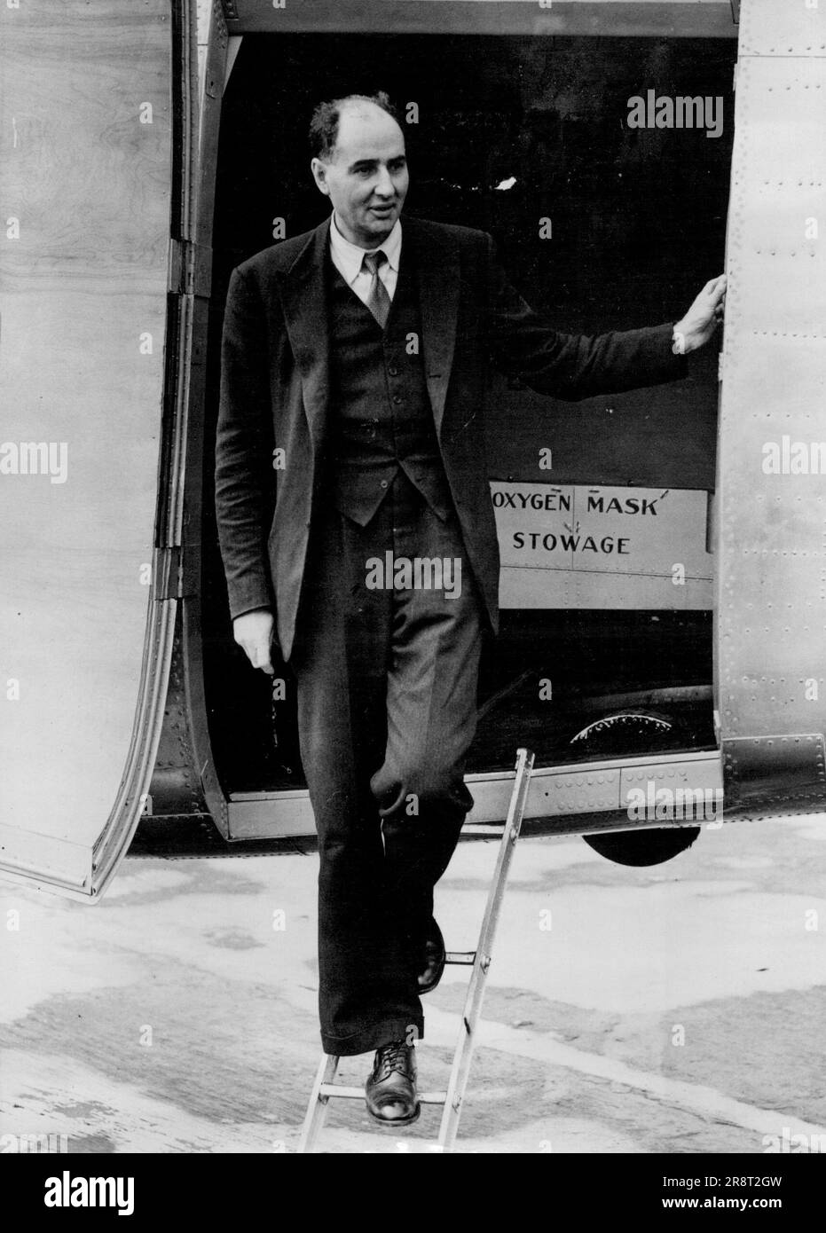 Food Minister Arrives By Air From Canada -- Mr. John Strachey leaving the aircraft on his arrival at Heath Row. Mr. John Strachey, Minister of Food, arrived at Heath Row airport, London, from Canada after his food talks in Washington, D.C., and Ottawa. The Minister is reported to have returned without the expected signatures to the wheat agreement between Britain and Canada. Following Mr. Strachey's return, the cabinet will make a final decision on bread rationing. June 26, 1946. (Photo by Planet News). Stock Photo