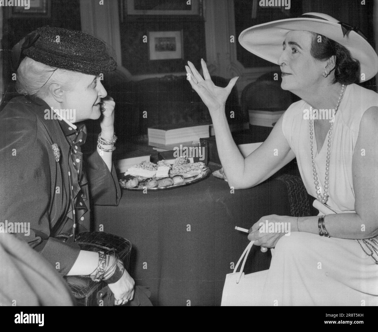 Talking with Queen Frederika of Greece. Madame Tabouis keeps in touch with opinions of current affairs at a high level. September 18, 1953. Stock Photo