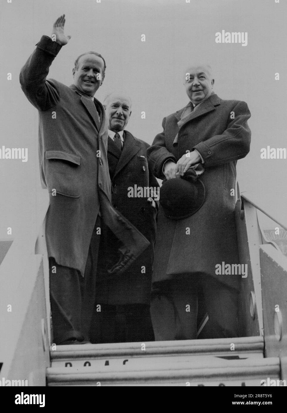 comet-home-from-round-world-flight-john-cunningham-left-waves-to-the