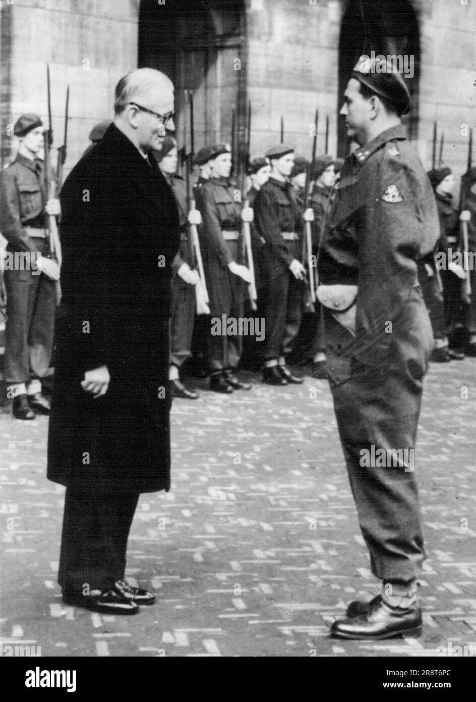 New Australian Ambassador presents credentials to queen Juliana