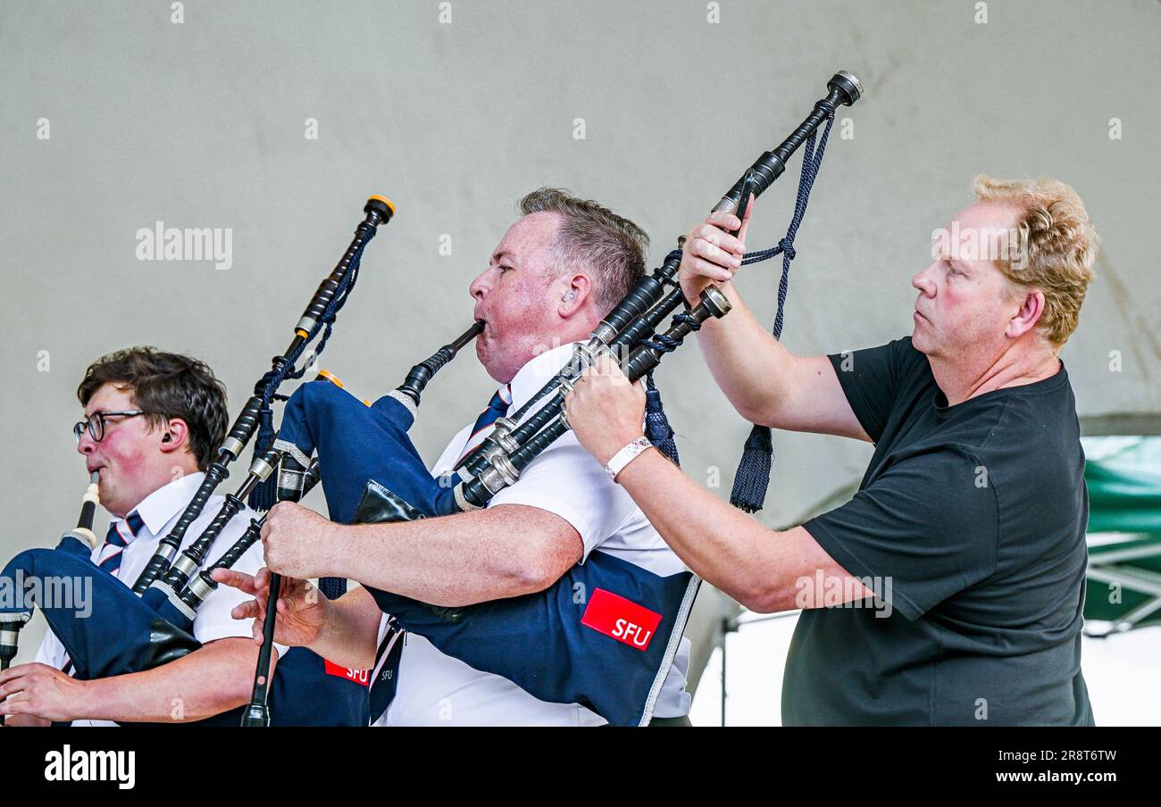Strathmore bagpipes deals