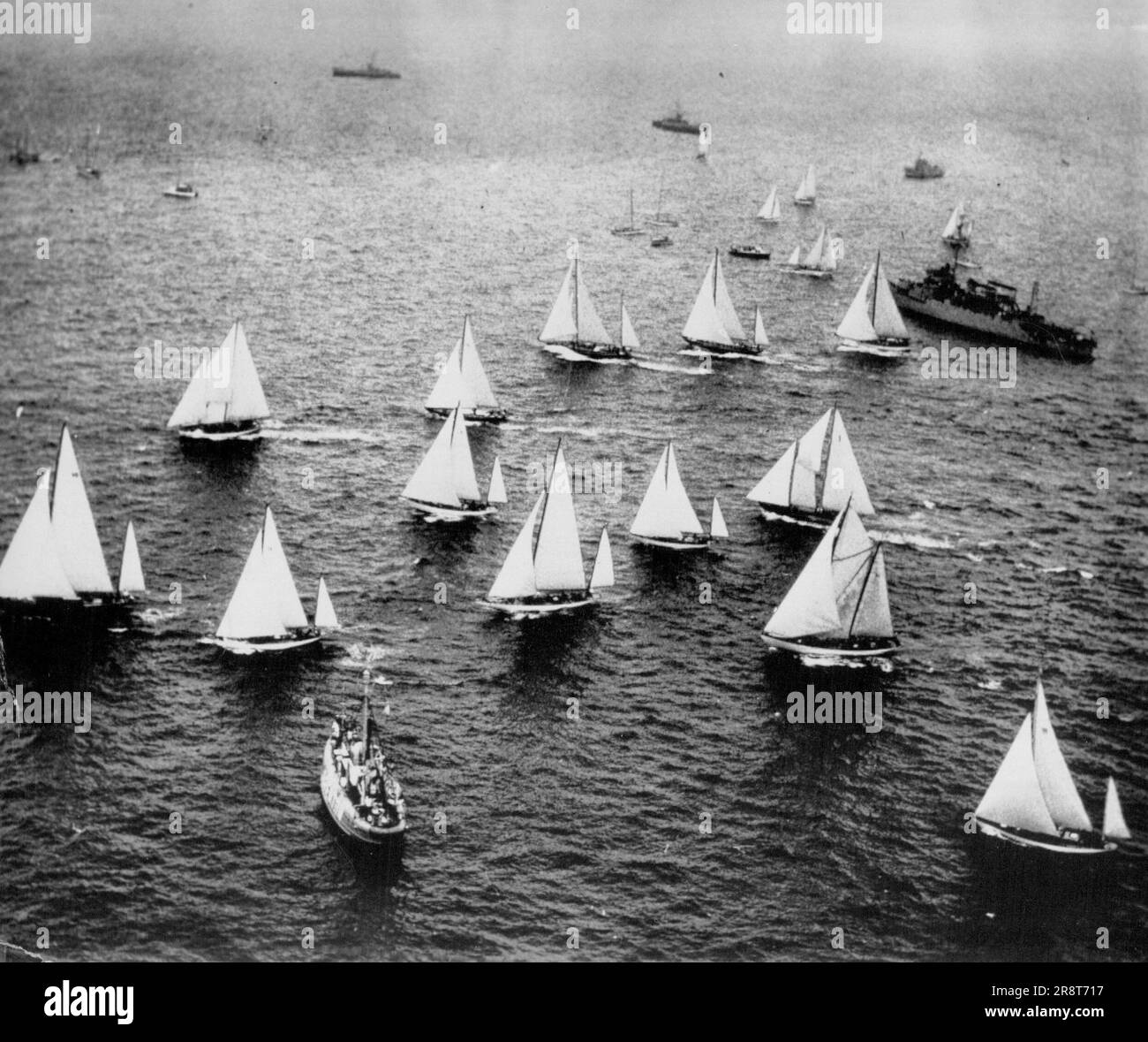 Ship underway Black and White Stock Photos & Images Alamy