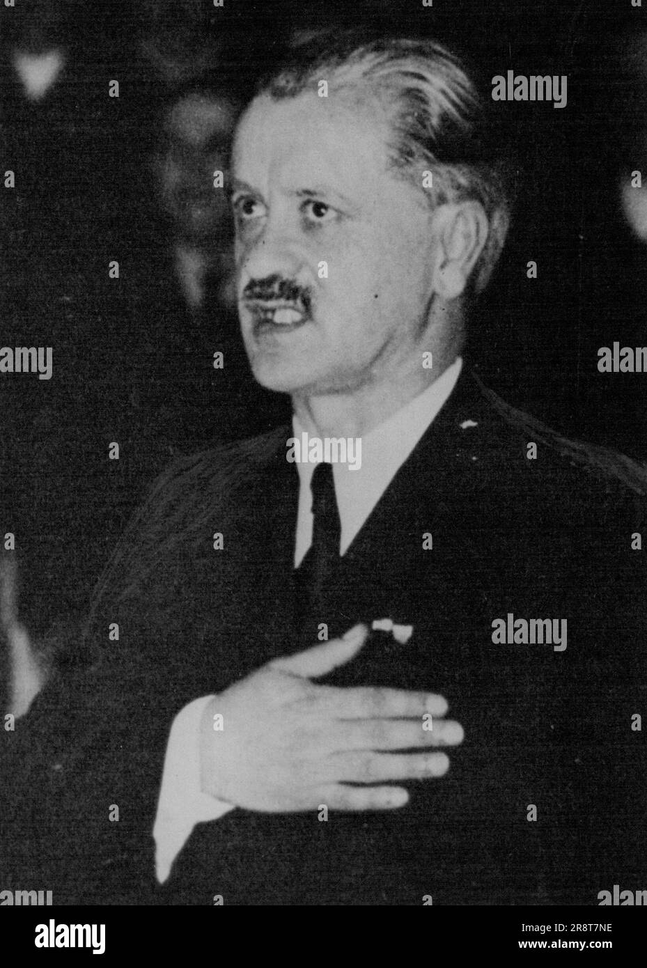 Hungary's First President Takes Oath With his Hand across his heart