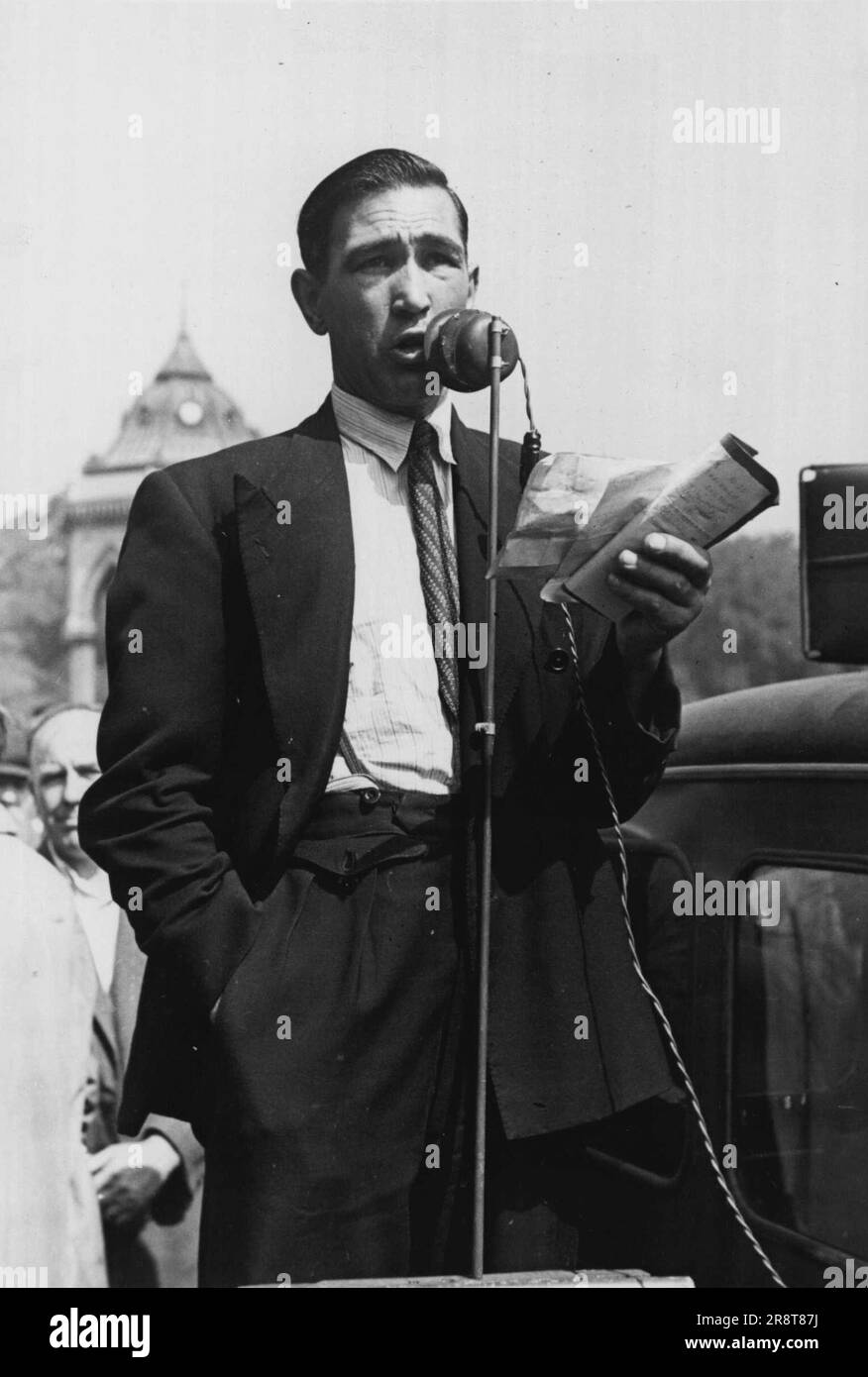 London Dock Strike -- Sam Mott, Chairman of yesterday's mass meeting of five thousand dockers addressing the men in Victoria Park, Bethnal Green. London. July 12, 1949. (Photo by Daily Mirror). Stock Photo