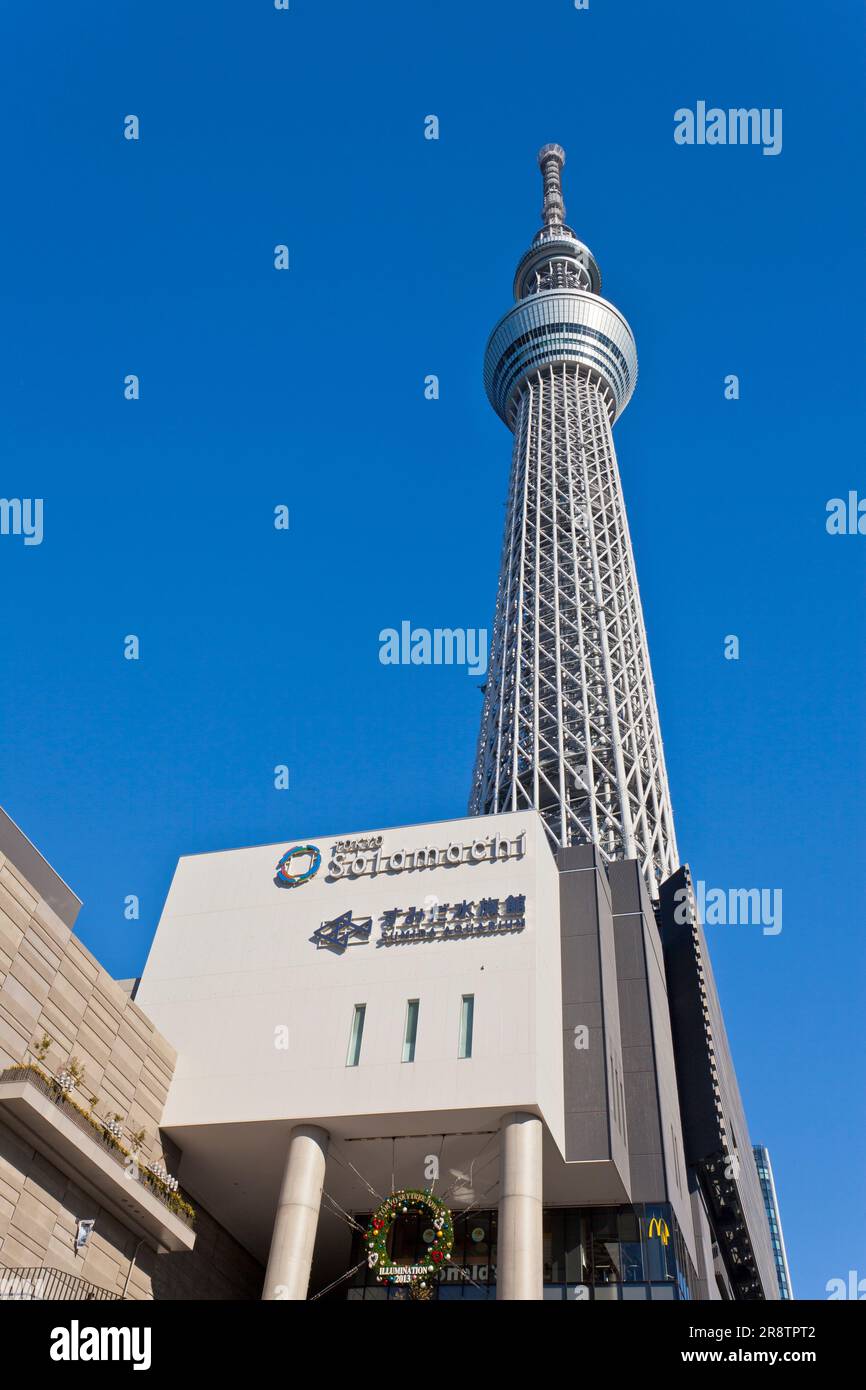 Sumida Aquarium and Tokyo SkyTree rising to the blue sky and Stock ...
