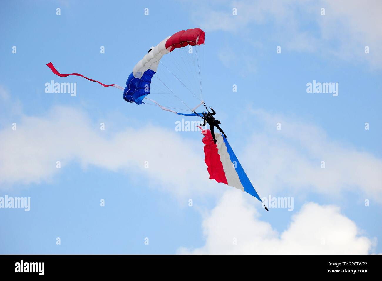 Parachutistes hi-res stock photography and images - Alamy