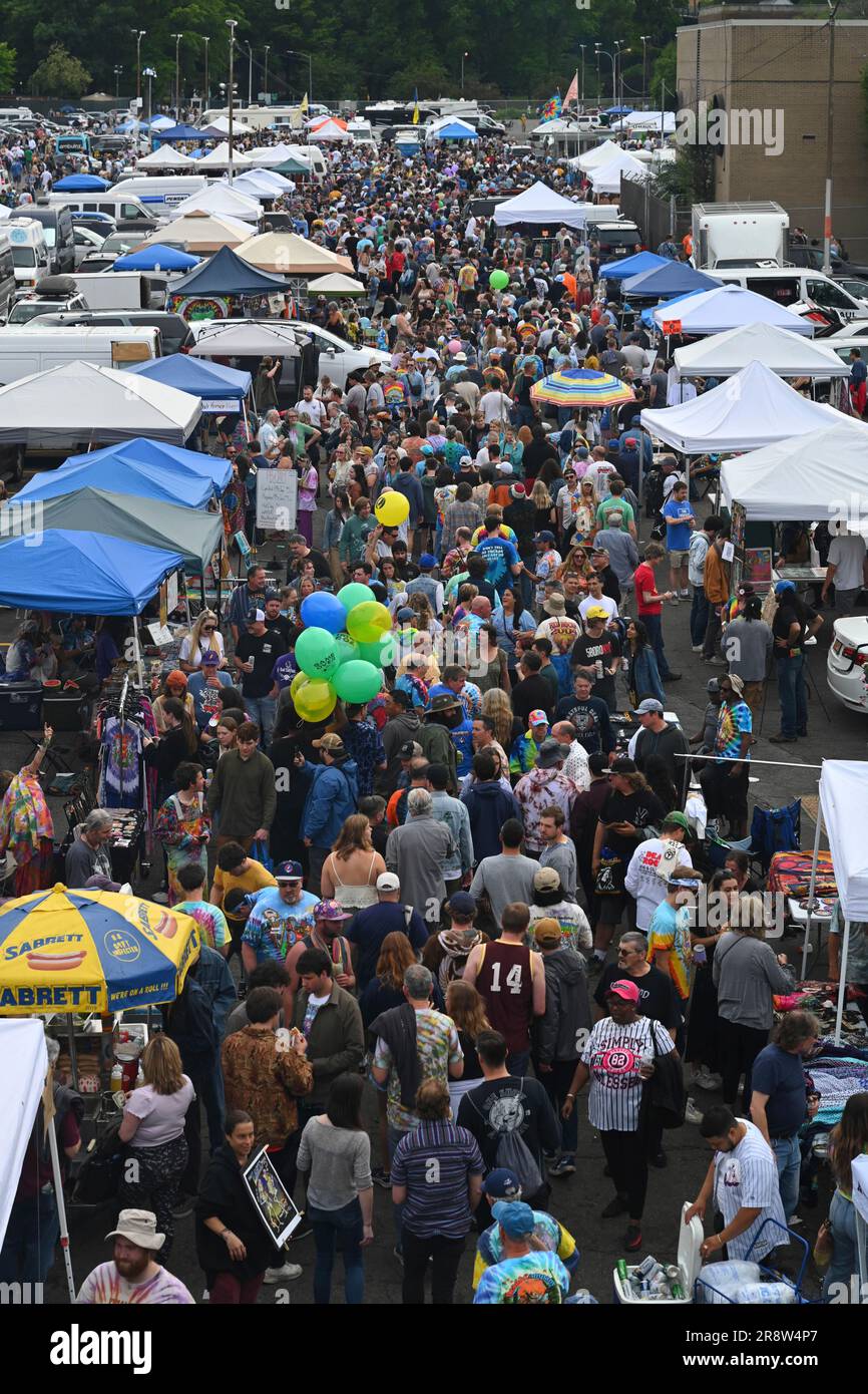 Photo by: NDZ/STAR MAX/IPx 2023 6/22/23 People gather in a parking lot ...
