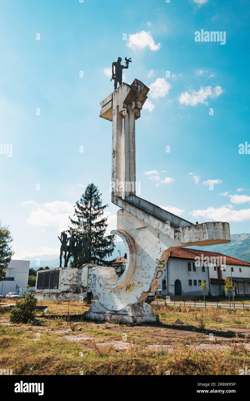 a neglected spomenik – a Yugoslav communist era momument to fallen WWII fighters – in present day in the town of Vitomirica, Kosovo Stock Photo