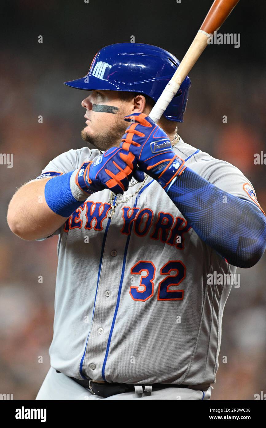 New York Mets designated hitter DANIEL VOGELBACH (32) hits an RBI