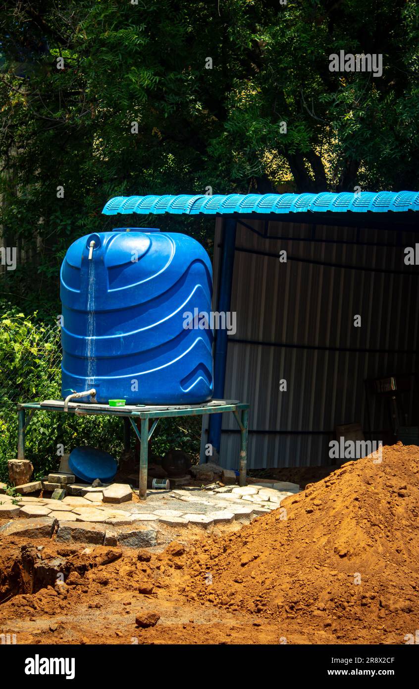 Storage tank over a platform in a construction site for supplying water