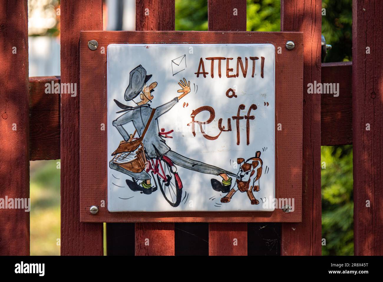 Attenti a 'ruff'. Funny beware of dog sign on picket fence. Stock Photo