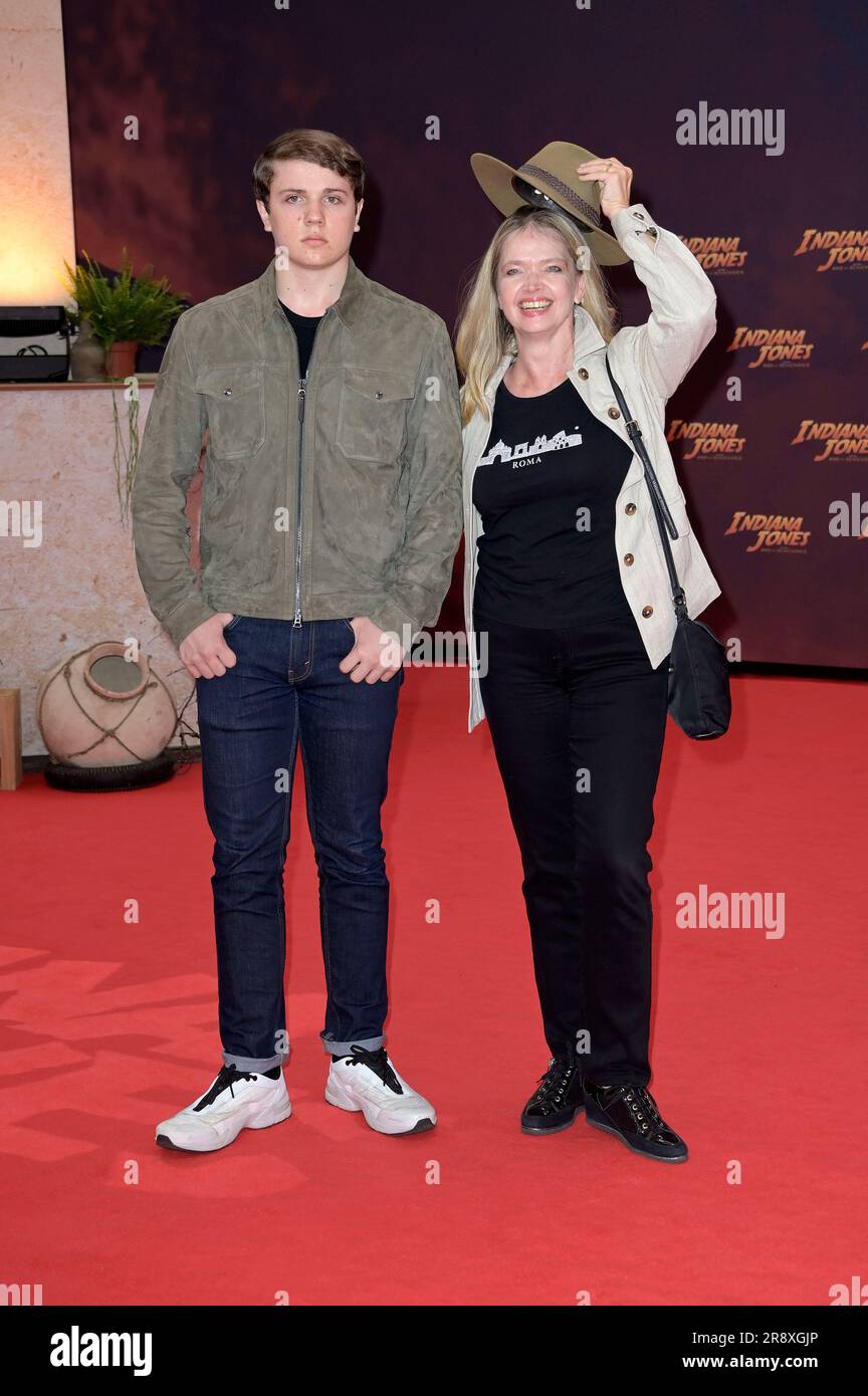 Julia Biedermann Mit Sohn Julius Steffens Bei Der Premiere Des