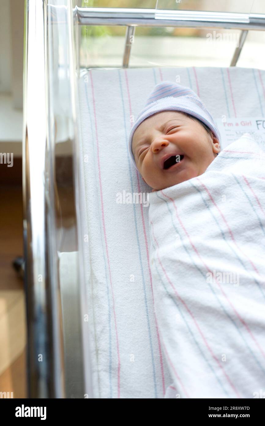 Beau bébé nouveau-né garçon, fixant en crèche de l'hôpital prénatale Photo  Stock - Alamy