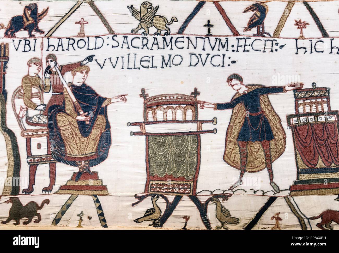 BAYEUX TAPESTRY  King Harold at right swearing an oath on Holy Relics to William Duke of Normandy Stock Photo