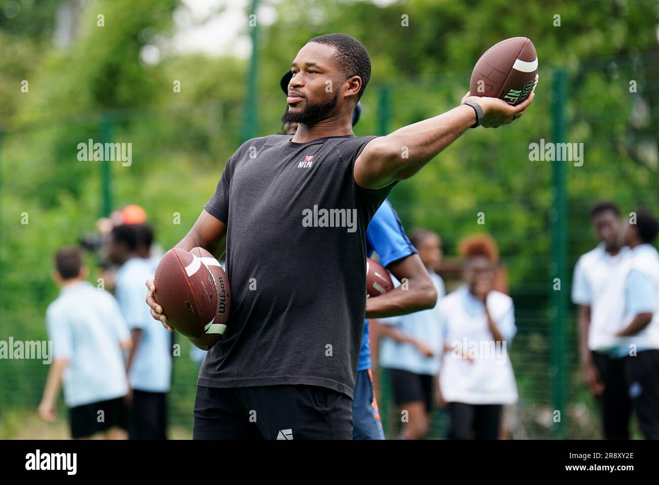 Kevin Byard from the NFL team Tennessee Titans coaches students during a visit to Gladesmore Community School, London. Stock Photo