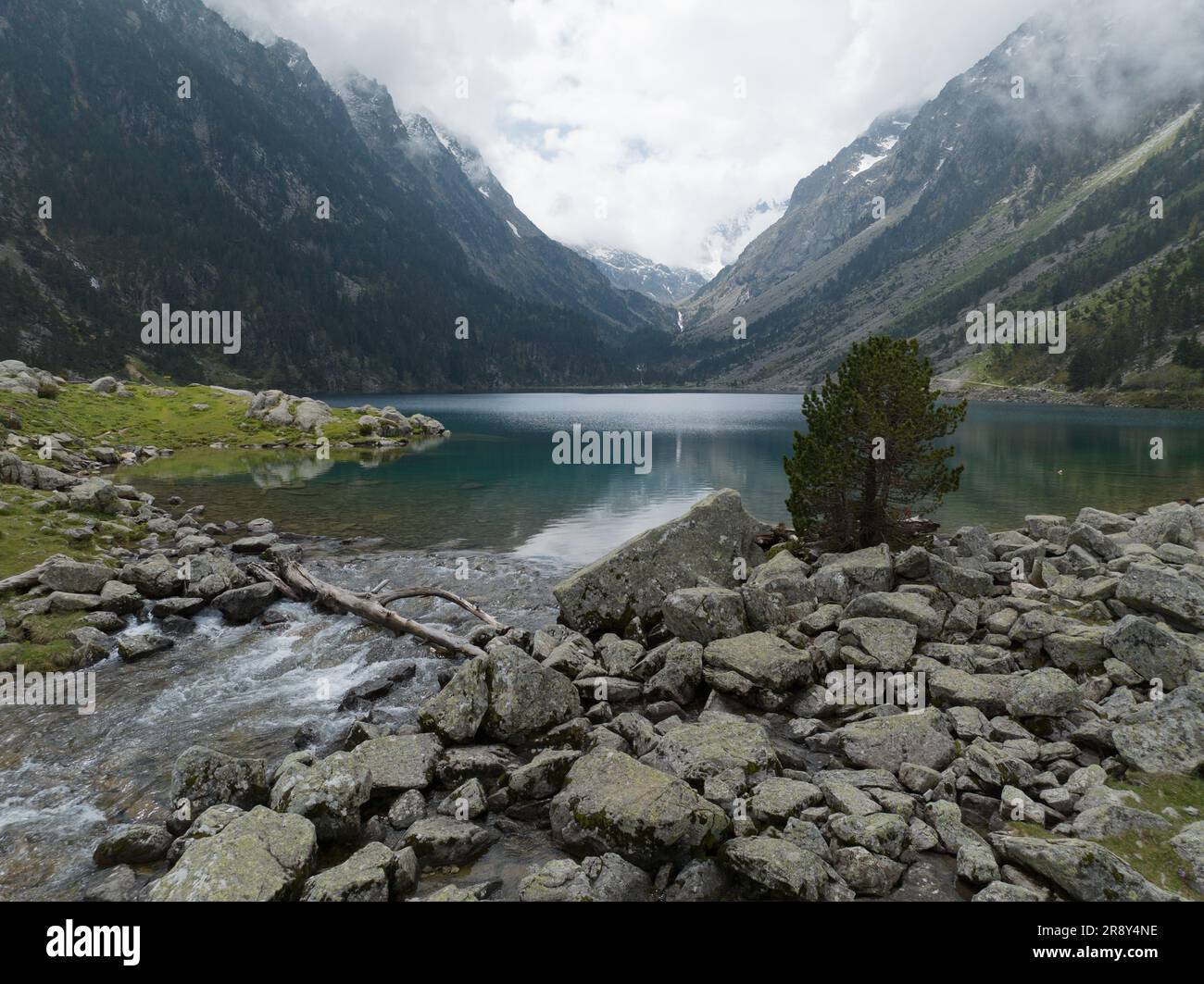 Mountain lake reflection peaks hi-res stock photography and images - Alamy