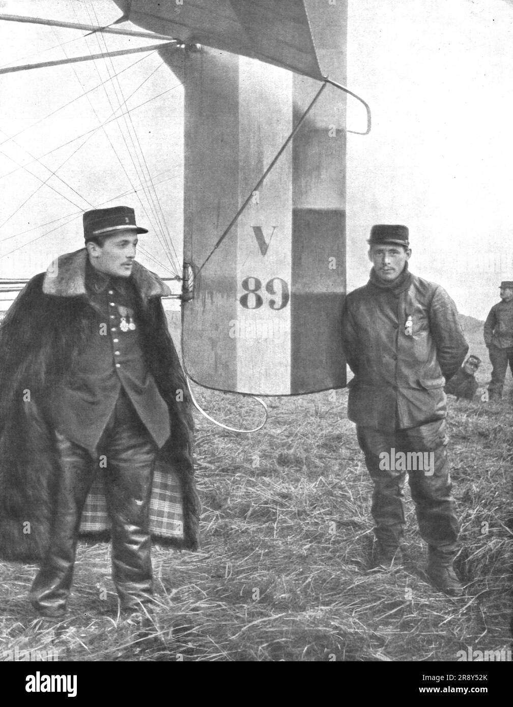 Photo biplan francais avec pilote, soldat et mecaniciens (?) Photo biplan francais avec pilote, soldat et mecaniciens (?)