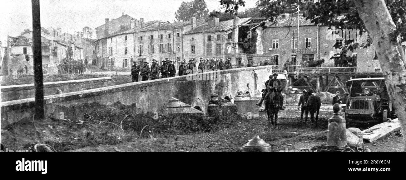 ''Les Americains dans le Saillant de Saint-Mihiel; A Thiaucourt, conquis le 12 septembre a midi; troupes americains traversant le Rupt-de-Mad', 1918. From &quot;L'Album de la Guerre 1914-1919, Volume 2&quot; [L'Illustration, Paris, 1924]. Stock Photo