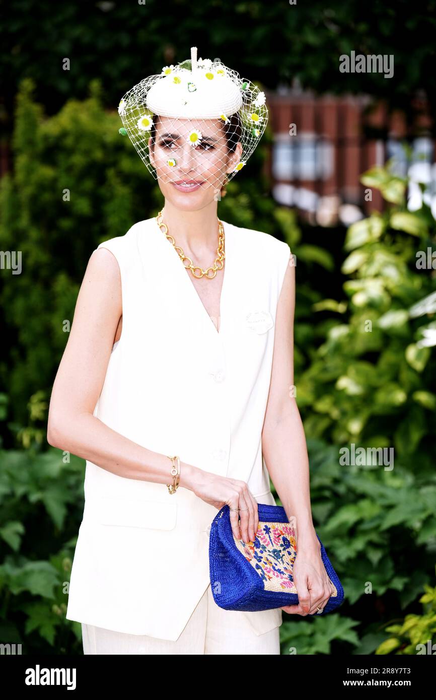 ルィーズ・ロー直筆サイン入り超大型写真…Louise Roe… ルィーズ・ロー直筆サイン入り超大型写真…Louise Roe… - メルカリ