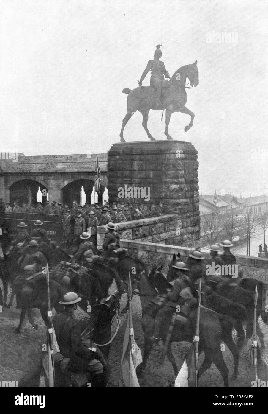 'Les Anglais sur le Rhin; &quot;La meprisable petite armee&quot; anglaise franchit le Rhin le 12 decembre 1918: non sans humour, ou peut-etre par hasard, le general Plumer commandant la 2e armee britannique, s'etait place avec son etat-major au-dessous du piedestal supportant la statue equestre de Guillaume II, a l'entre du pont Hohenzollern, a Cologne, pour voir sa cavalerie passer sur la rive droite', 1918. From &quot;L'Album de la Guerre 1914-1919, Volume 2&quot; [L'Illustration, Paris, 1924]. Stock Photo