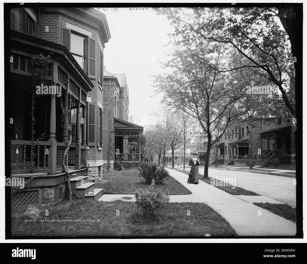 Officers' quarters, Fort Thomas, Ky., c1907. US Army sign