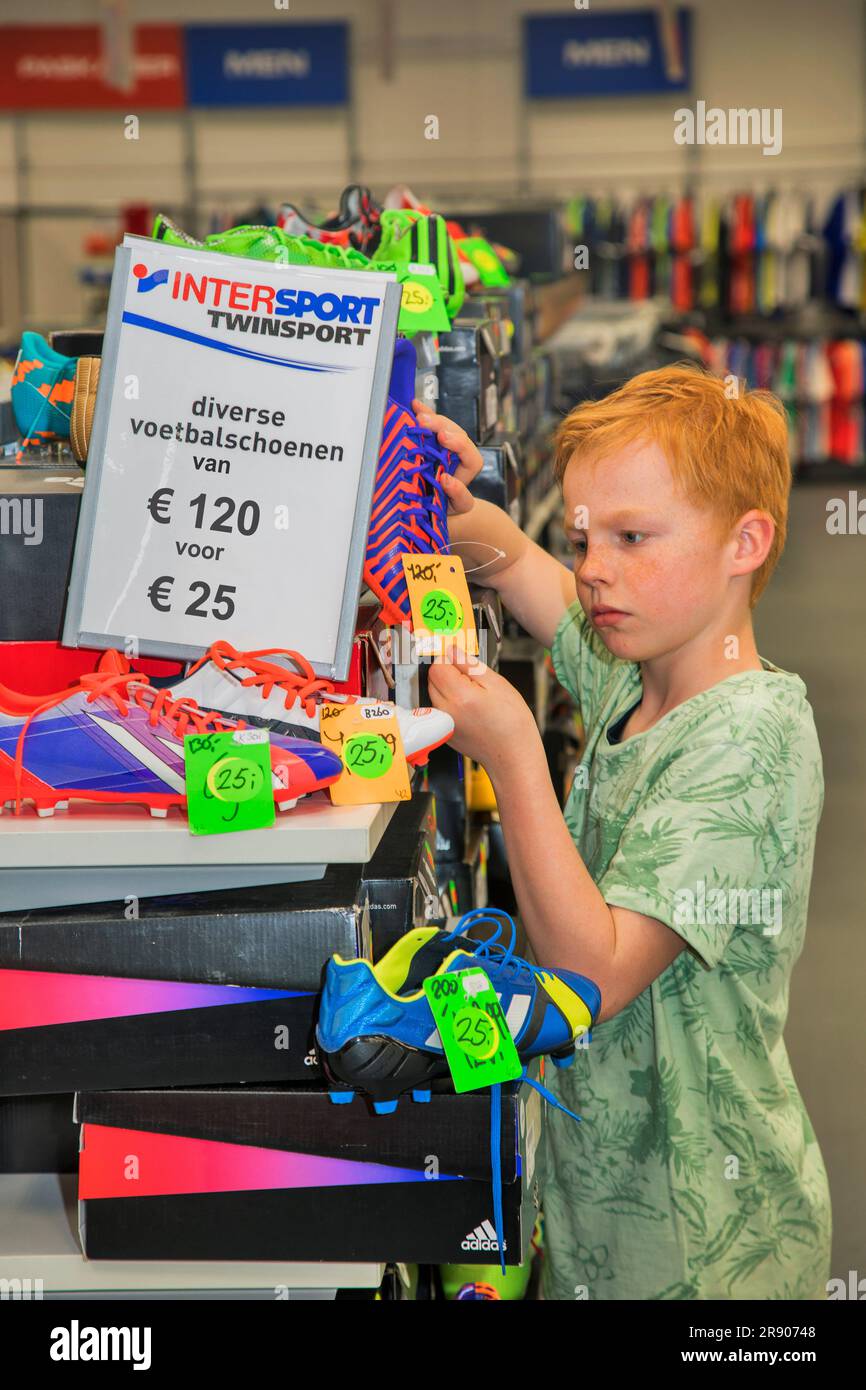 Children store shopping hi-res stock photography and images - Page 14 -  Alamy