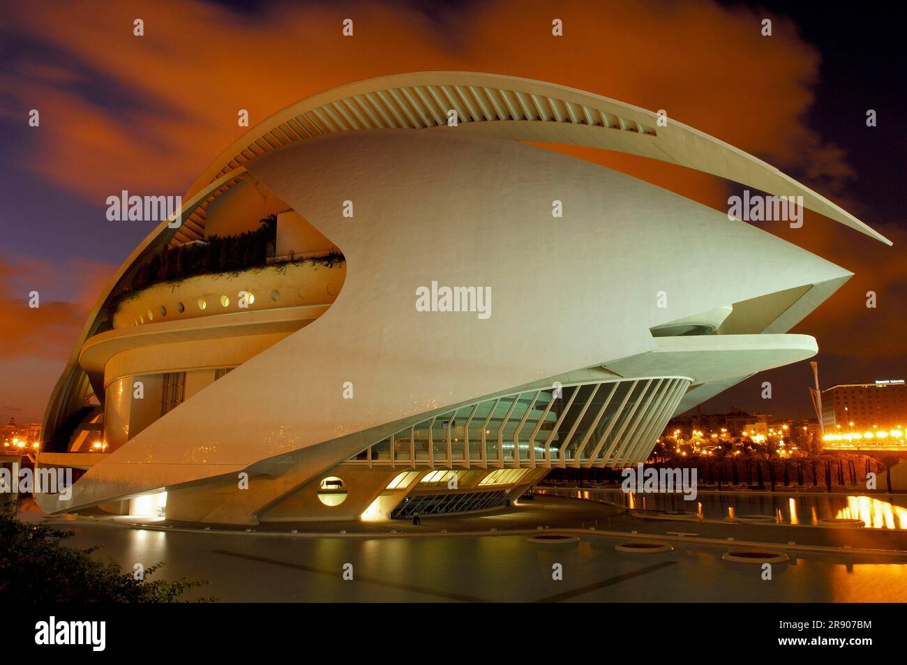 palau-de-les-arts-reina-sofia-opera-house-architect-santiago-calatrava