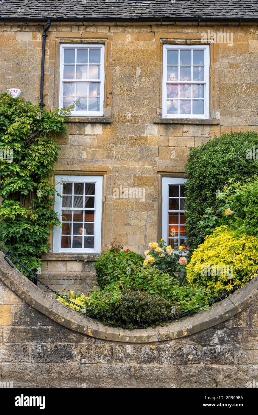 Broadway high street in cotswolds hi-res stock photography and images ...