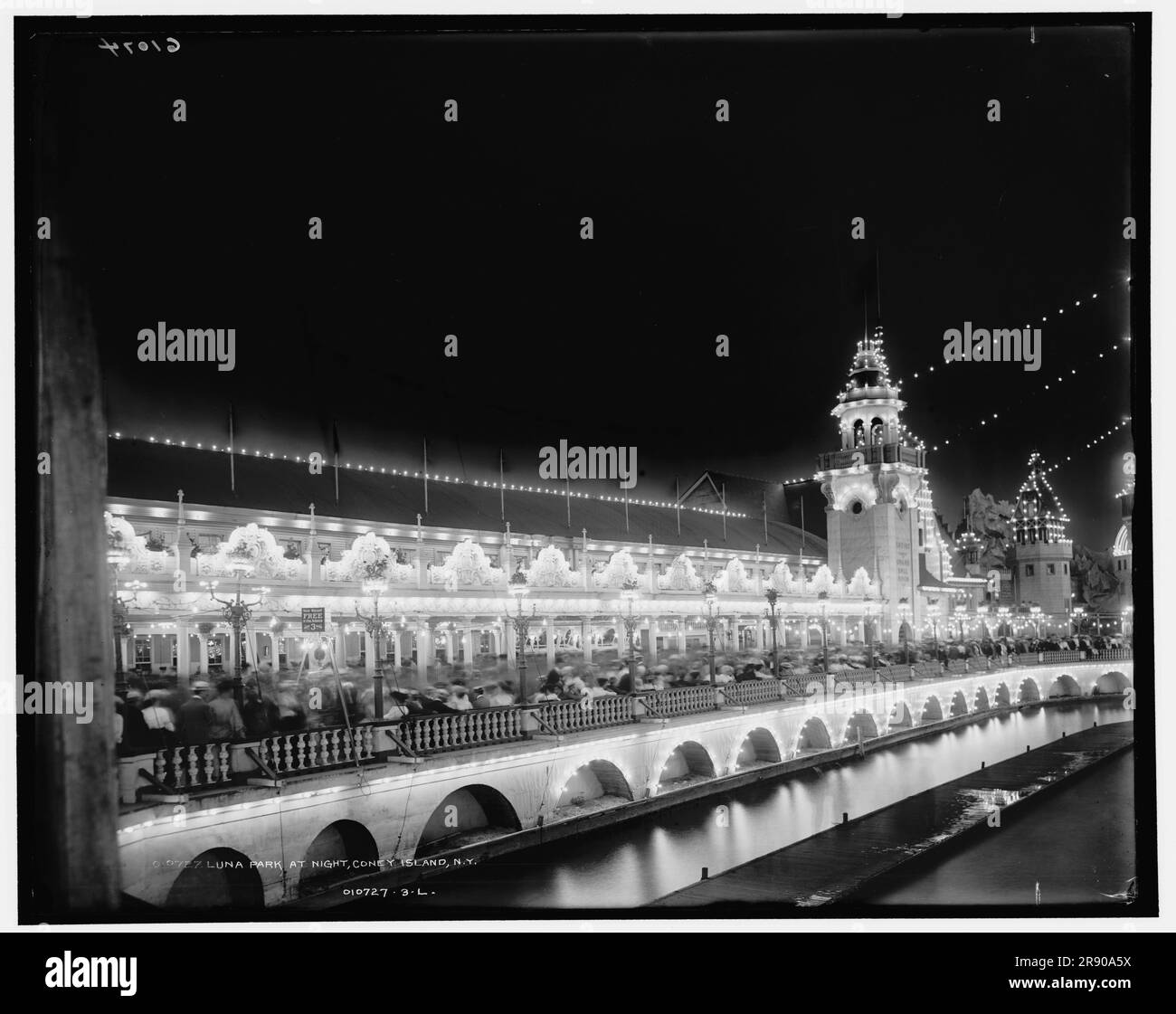 Vintage coney island at night hi-res stock photography and images - Alamy