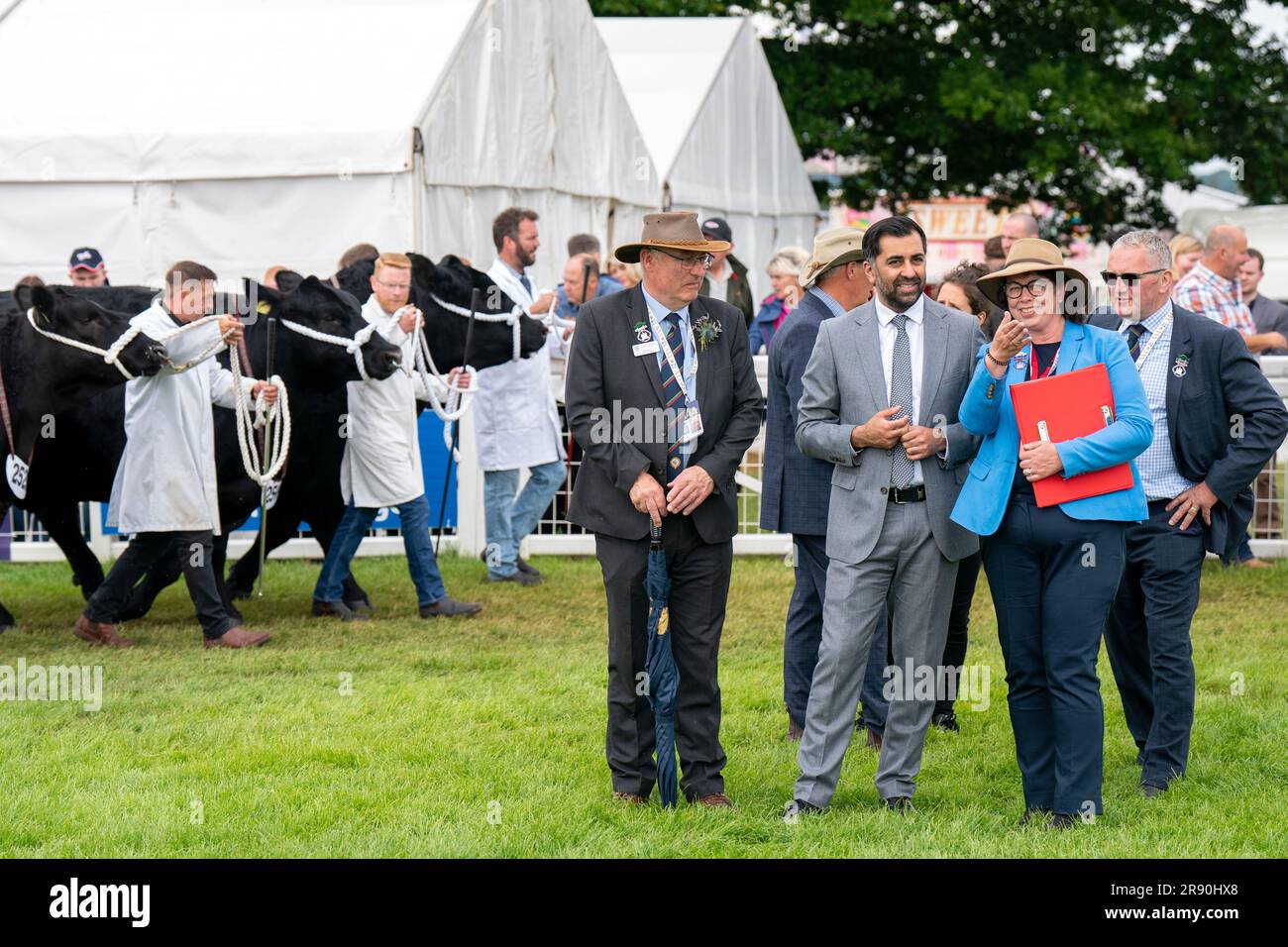 First Minister Humza Yousaf meets competitors and judges in the cattle