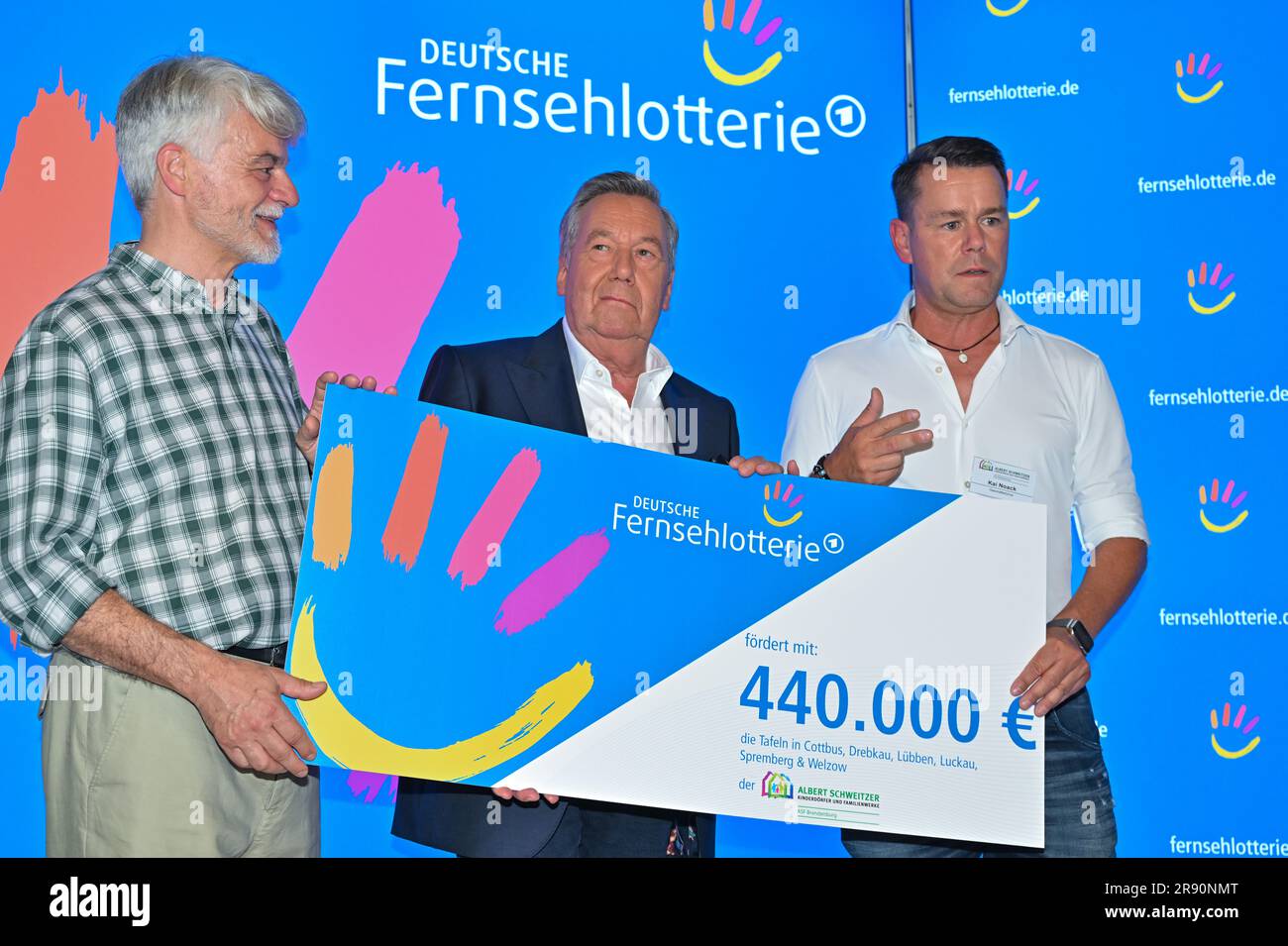 23 June 2023, Brandenburg, Cottbus: Christian Kipper (l), Managing Director of Deutsche Fernsehlotterie GmbH, hands over a donation to Cottbus Tafel amounting to 440,000 euros to Roland Kaiser (M), pop singer and honorary ambassador of Albert-Schweitzer-Familienwerk Brandenburg e.V. as well as patron of Tafel Cottbus, and Kai Noack (r), Managing Director of Albert-Schweitzer-Familienwerk Brandenburg. On the occasion of the check handover to the Tafel work of the Albert-Schweitzer-Familienwerk Brandenburg e.V., Roland Kaiser visited the Tafel Cottbus and, together with volunteers, distributed f Stock Photo
