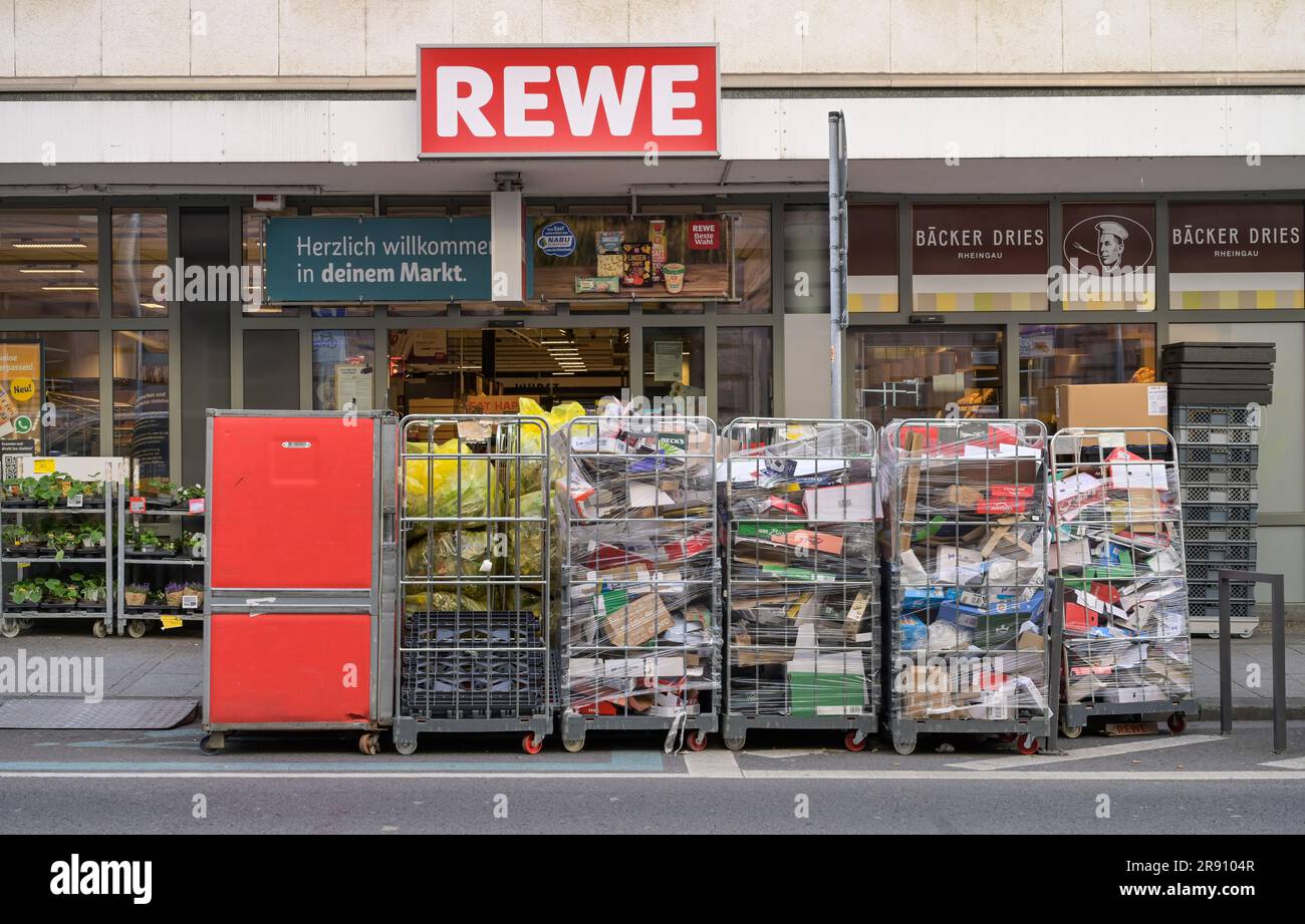 Rewe, Container mit Verpackung und Altpapier, Wiesbaden, Hessen, Deutschland Stock Photo