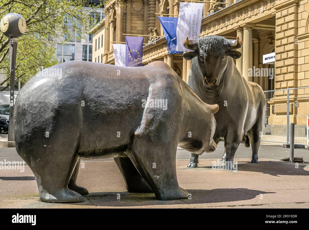 Bulle und bär hi-res stock photography and images - Alamy