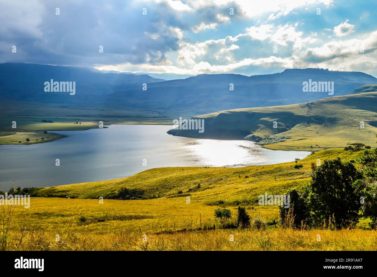 Drakensberg mountain escarpment and bell park dam around Cathkin peak
