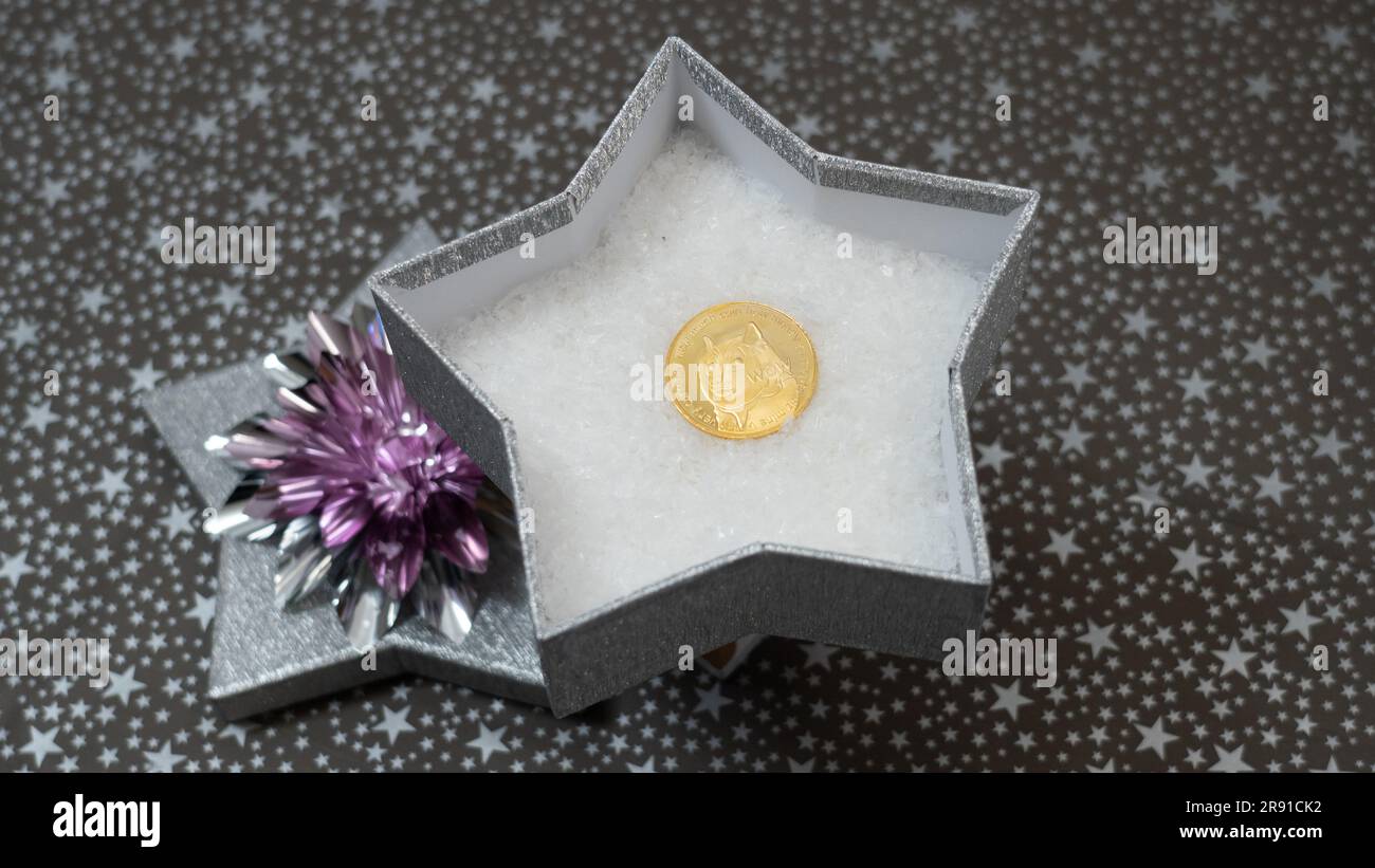 Way to give money as a gift. Giving bitcoin as a gift. A monetary gift in a  silver shiny star box, stars pattern, silver bow Stock Photo - Alamy