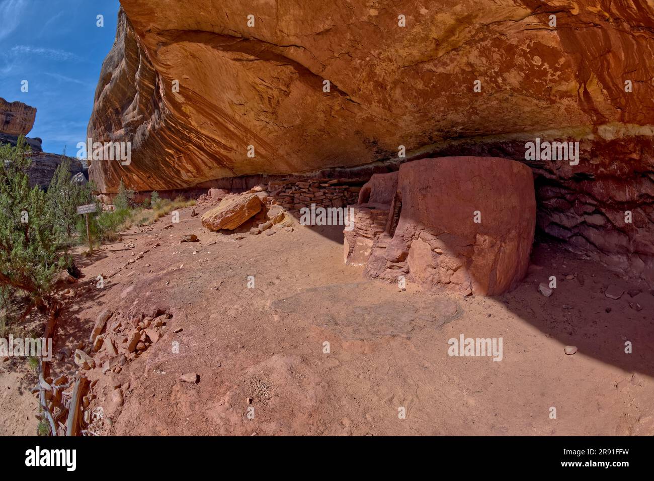 The Horse Collar Ruins located between the Sipapu Arch Bridge and the