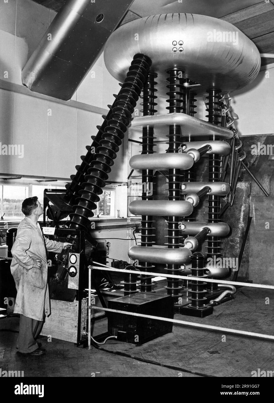 Canberra, Australia, 1953 The 1,250,000 volt generator and ion accelerator in the Research School of Physical Sciences at the Australian National University. Stock Photo