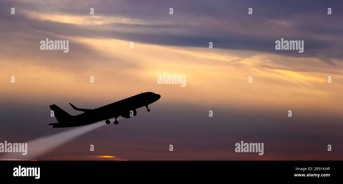 Silhouette airplane takes off hi-res stock photography and images - Alamy