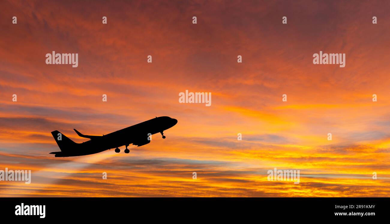 Silhouette airplane takes off hi-res stock photography and images - Alamy