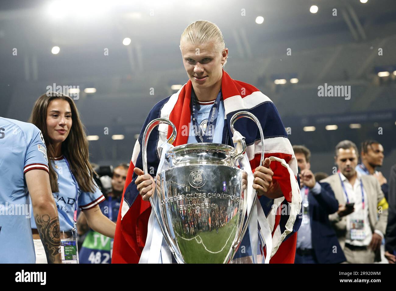 ISTANBUL - (LR) Isabel Haugseng Johansen, Erling Haaland of