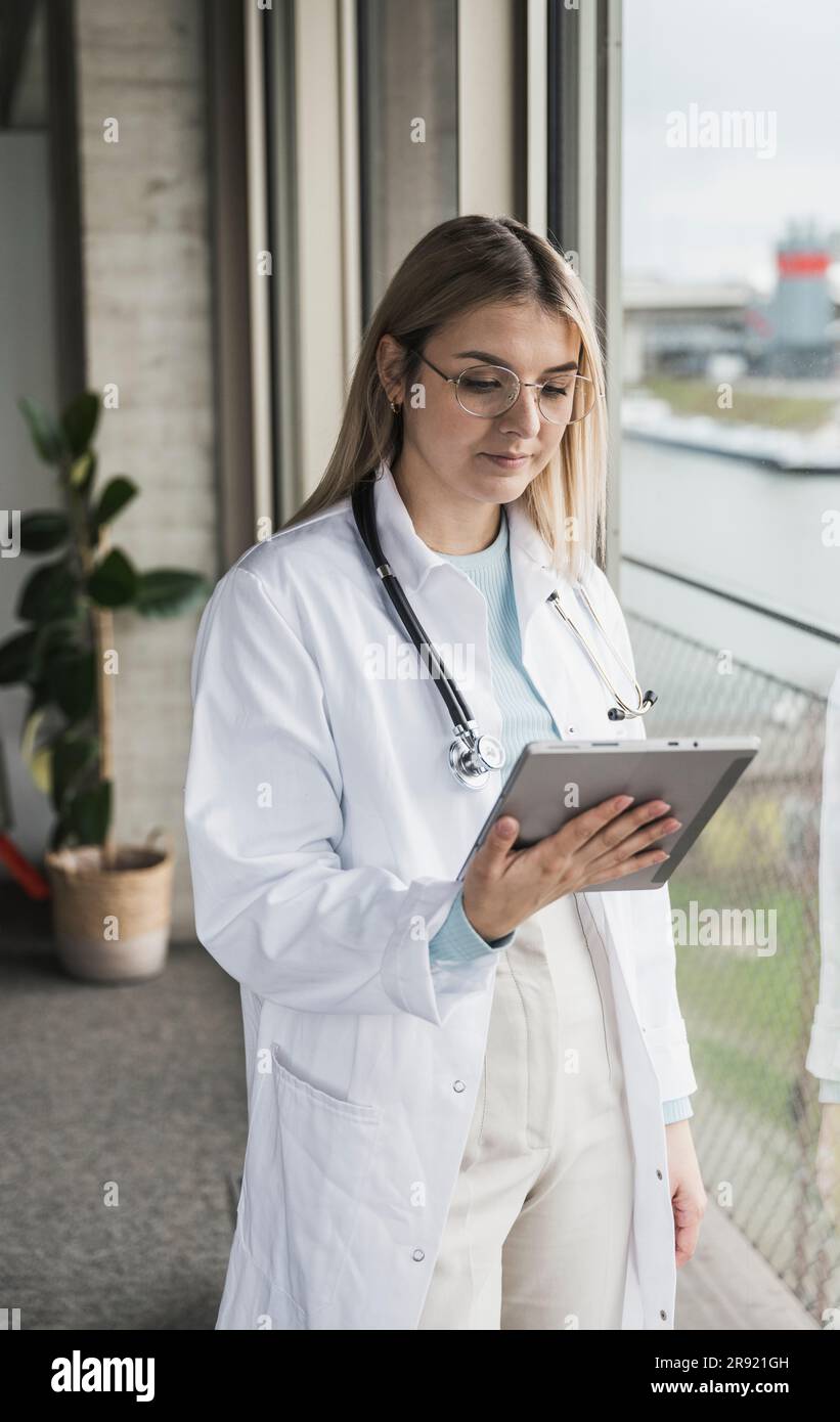 Female nursing young hi-res stock photography and images - Alamy