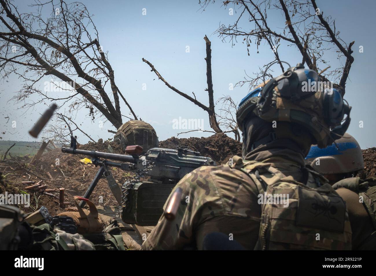 Ukrainian soldiers fire toward Russian positions from a trench on the ...