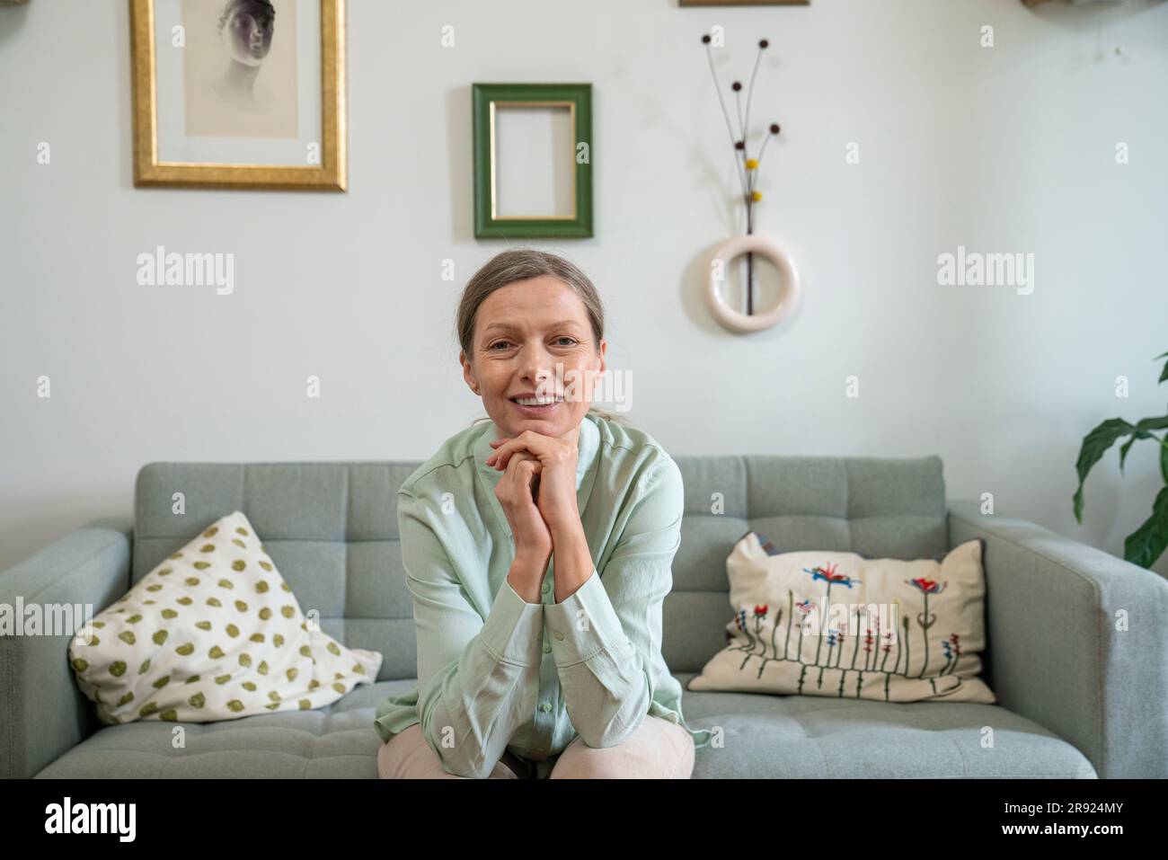 Leaning on elbows hi-res stock photography and images - Alamy