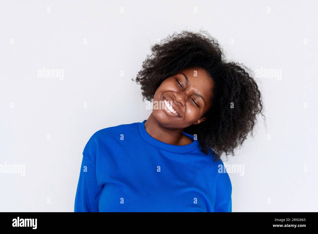 Smiling afro woman head hi-res stock photography and images - Alamy